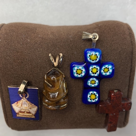 Set of miscellaneous religious necklace charms. - Picture 3 of 7